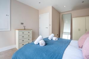 Modern Flat with Balcony next to Station by CTO Serviced Accommodation