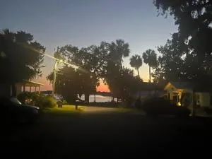 Leaning Oak Bungalow - Suwannee