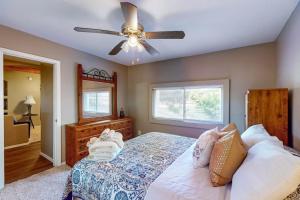 2 Bed 1 Bath with fully Stocked Kitchen