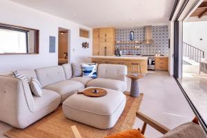 Stylish Oceanfront Condo with Panoramic Views