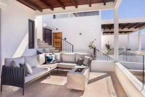 Stylish Oceanfront Condo with Panoramic Views