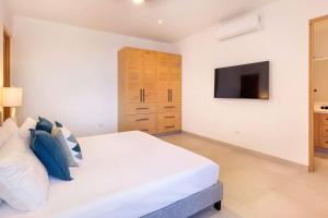 Stylish Oceanfront Condo with Panoramic Views