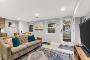 Walk to Parks Restaurants Monuments & More