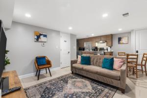 Walk to Parks Restaurants Monuments & More