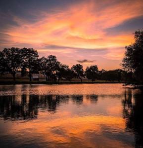 8b 4b nearby pool Blanco wine trail town sq