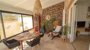 Maisons de vacances Au pied du Luberon : Maison 2 Chambres