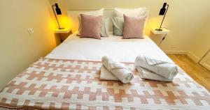 AC - PRIVATE Exterior - Au pied du palais des papes!