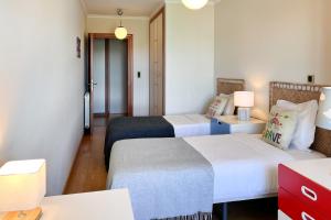 Spacious 2BR apartment with free parking in Lisbon by Soulplaces