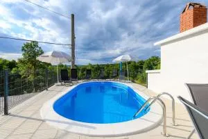 Apartment Lara with Swimming Pool - Paradiz - Martinski