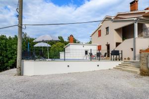 Apartment Lara with Swimming Pool - Paradiz