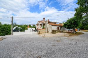 Apartment Lara with Swimming Pool - Paradiz