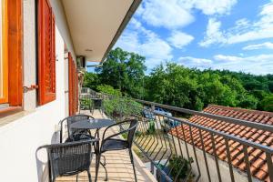 Apartment Lara with Swimming Pool - Paradiz