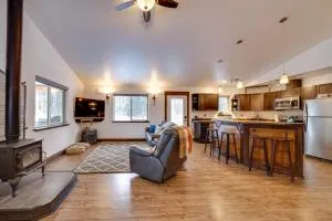 Denali Basecamp Cozy Talkeetna Chalet with Fire Pit - 阳光城