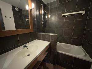 Charmant 2 pièces pour 4 aux Menuires, pied des pistes, proche commerces et piscine - FR-1-452-290