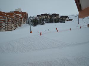 Charmant 2 pièces pour 4 aux Menuires, pied des pistes, proche commerces et piscine - FR-1-452-290