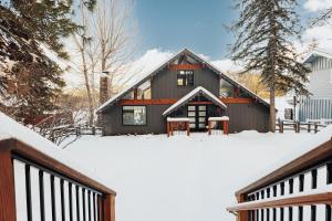Little Pine Chalet - Walk to Slopes, Hot Tub, Ping Pong