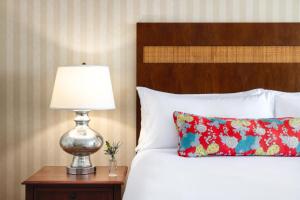 Deluxe Room - 1 King Bed room in Omni Corpus Christi Hotel