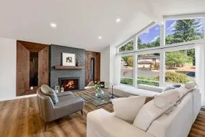 Tastefully Remodeled 4 Bedroom Home with Rainier View - 伍丁维尔