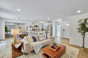 Cozy Bothell Rambler with Office Game room bar and XL Fenced Yard - 林伍德