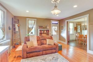 3 Mi to Dtwn Charming Farmhouse in Mount Joy!