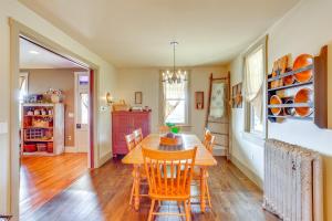 3 Mi to Dtwn Charming Farmhouse in Mount Joy!