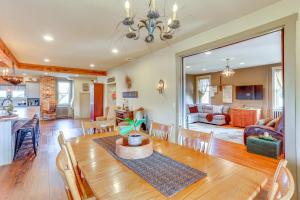 3 Mi to Dtwn Charming Farmhouse in Mount Joy!