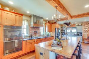 3 Mi to Dtwn Charming Farmhouse in Mount Joy!