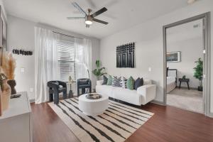 Ebony & Ivory Midtown King Bed