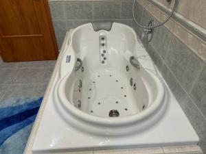 Grand Pupp Apartment with Jacuzzi and Netflix by Rentez