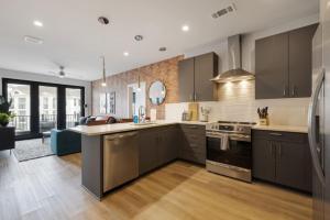 Walk to nightlife, Vanderbilt, Minutes to Broadway