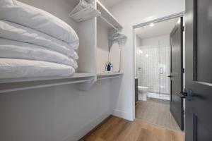 Walk to nightlife, Vanderbilt, Minutes to Broadway