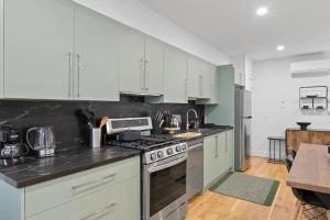 Chic 2BR Top Floor Retreat with Rooftop Near Subway