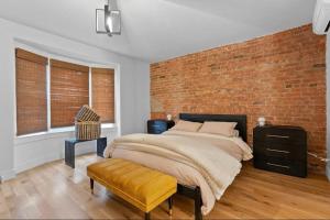 Chic 2BR Top Floor Retreat with Rooftop Near Subway