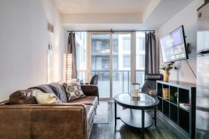 Cozy Condo with Balcony and Workspace in Downtown