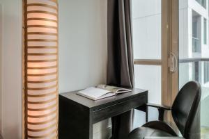 Cozy Condo with Balcony and Workspace in Downtown