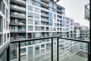 Cozy Condo with Balcony and Workspace in Downtown