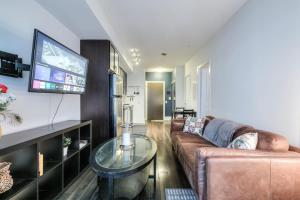 Cozy Condo with Balcony and Workspace in Downtown