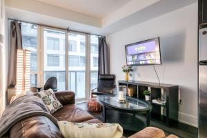 Cozy Condo with Balcony and Workspace in Downtown