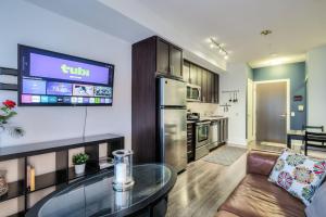 Cozy Condo with Balcony and Workspace in Downtown