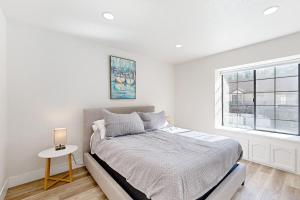 3 BR Lake Condo with Shared Pool and Spa