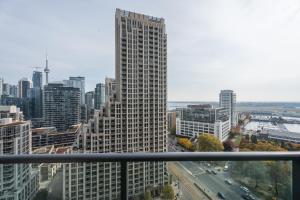 Chic 2BR and Den Condo with Lake and CN Tower Views and Parking