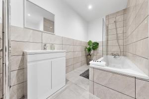 Large & Stunning 2 Bed Flat in Zone 2- 15 Minutes from Central London with Garden & Parking! 20 Percent Off Long Stays! 5 Separate Beds & Sleeps 6! Instant Book! Self-Check-In!