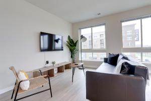 Spacious Apartment w Natural Lights to Enjoy the Landscape