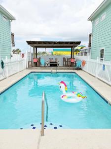 Pool · FREE Golf Cart · 5 Min Walk to Port Aransas Beach · Large Balcony · Gas & Charcoal Grill