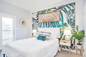 Pool · FREE Golf Cart · 5 Min Walk to Port Aransas Beach · Large Balcony · Gas & Charcoal Grill
