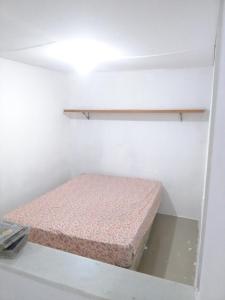 Kitnet na praia da Macumba no morro do Rangel