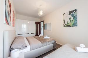 New Boulevard Condo 10 walk from Tirana Center