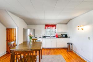 Quiet Country Living Farmhouse Apt Near Hudson!