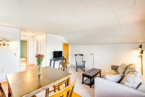 Quiet Country Living Farmhouse Apt Near Hudson!