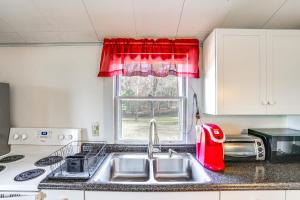 Quiet Country Living Farmhouse Apt Near Hudson!